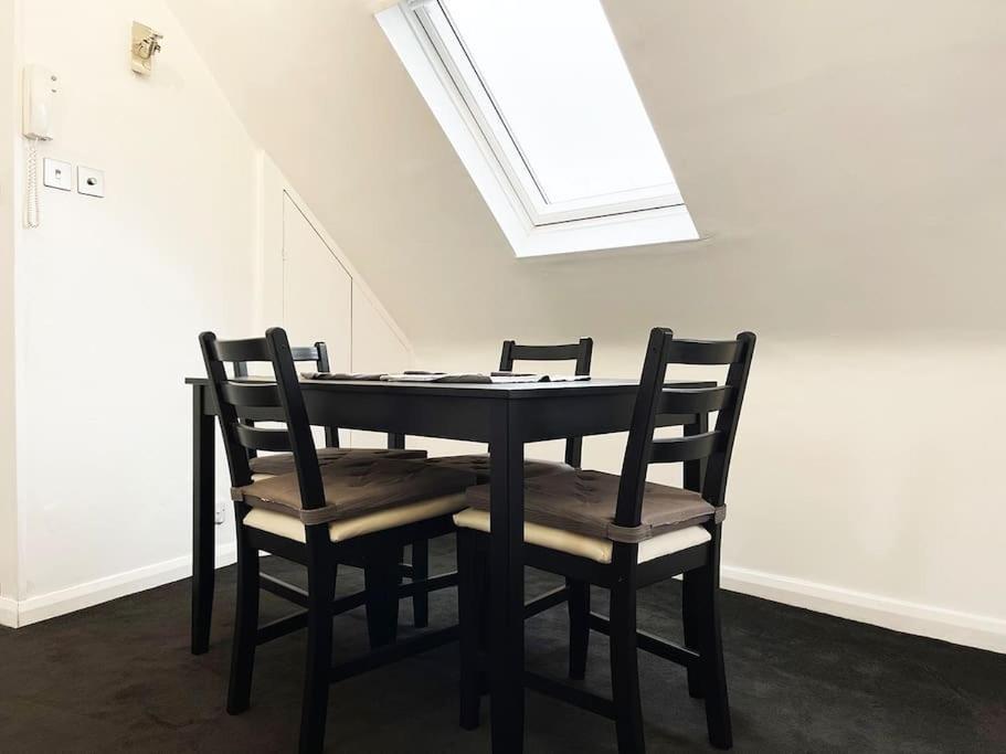 One-Bedroom Flat In Cheam Village المظهر الخارجي الصورة
