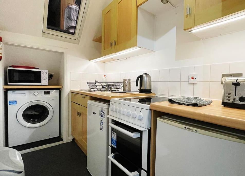One-Bedroom Flat In Cheam Village المظهر الخارجي الصورة