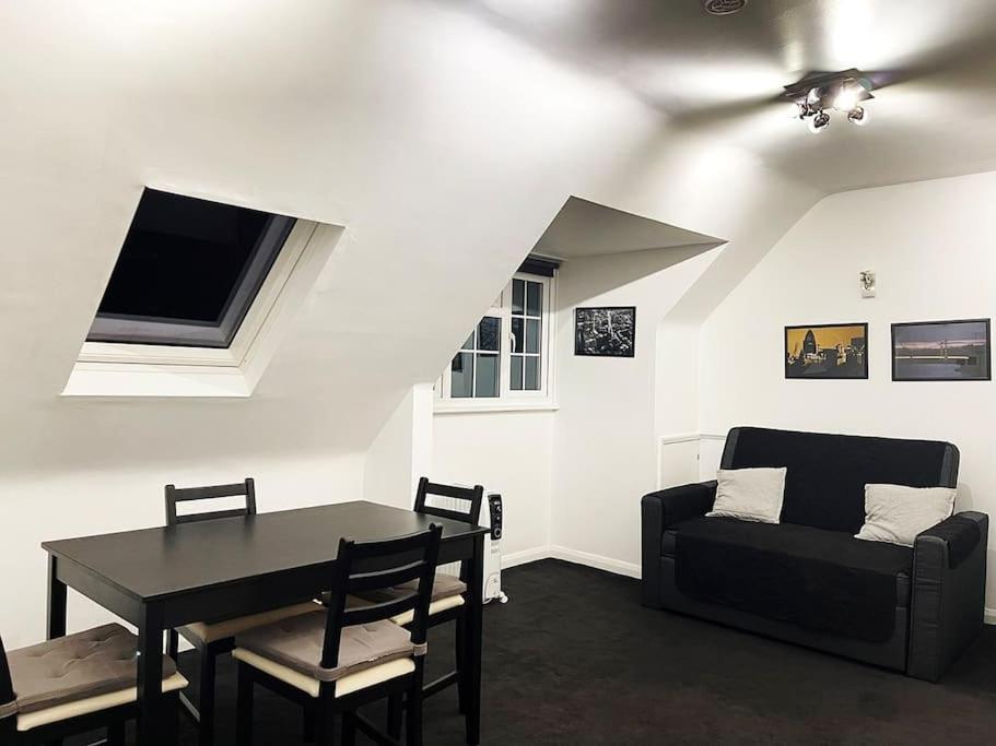One-Bedroom Flat In Cheam Village المظهر الخارجي الصورة