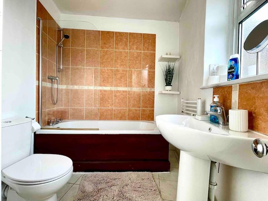 One-Bedroom Flat In Cheam Village المظهر الخارجي الصورة